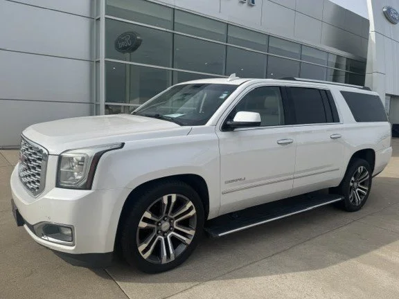 Used 2018 White Frost Tricoat GMC Denali image 3
