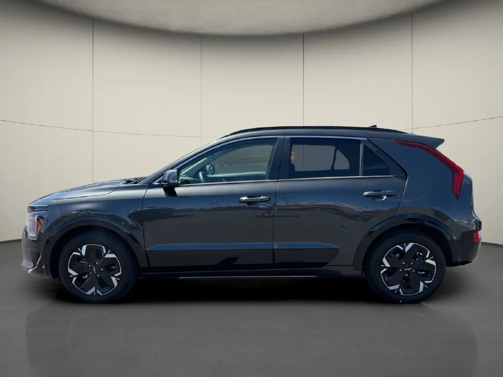 Used 2023 Gray Kia Wind image 4