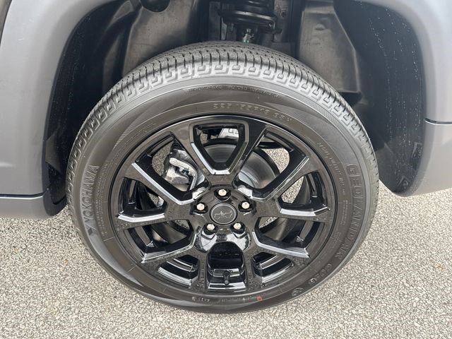 New 2026 Diamond Black Crystal Pearl-Coat Exterior Paint Jeep Latitude image 24