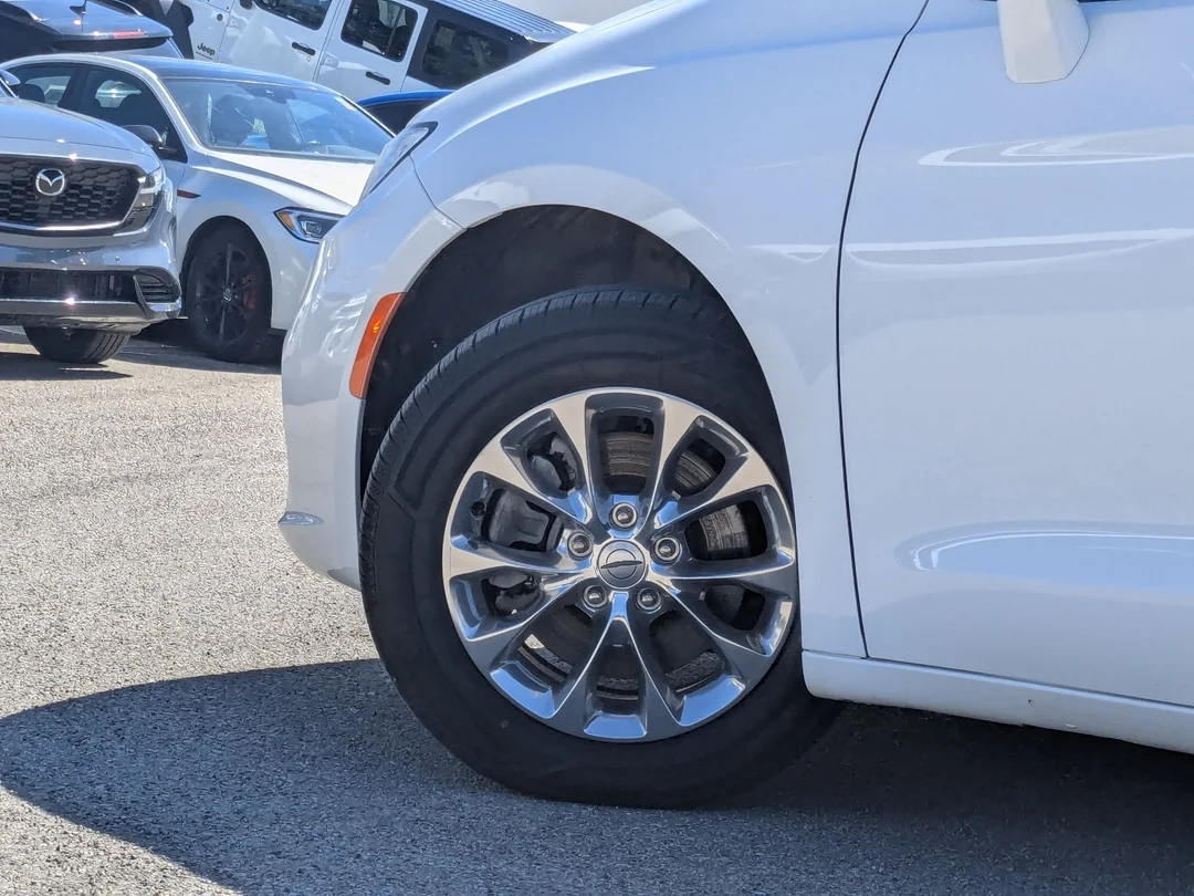 Certified Used 2022 White Chrysler Touring L - - AWD - Stow n Go Seating - 360 Cam - Remote Start - Pwr Sliding Doors & More! image 9