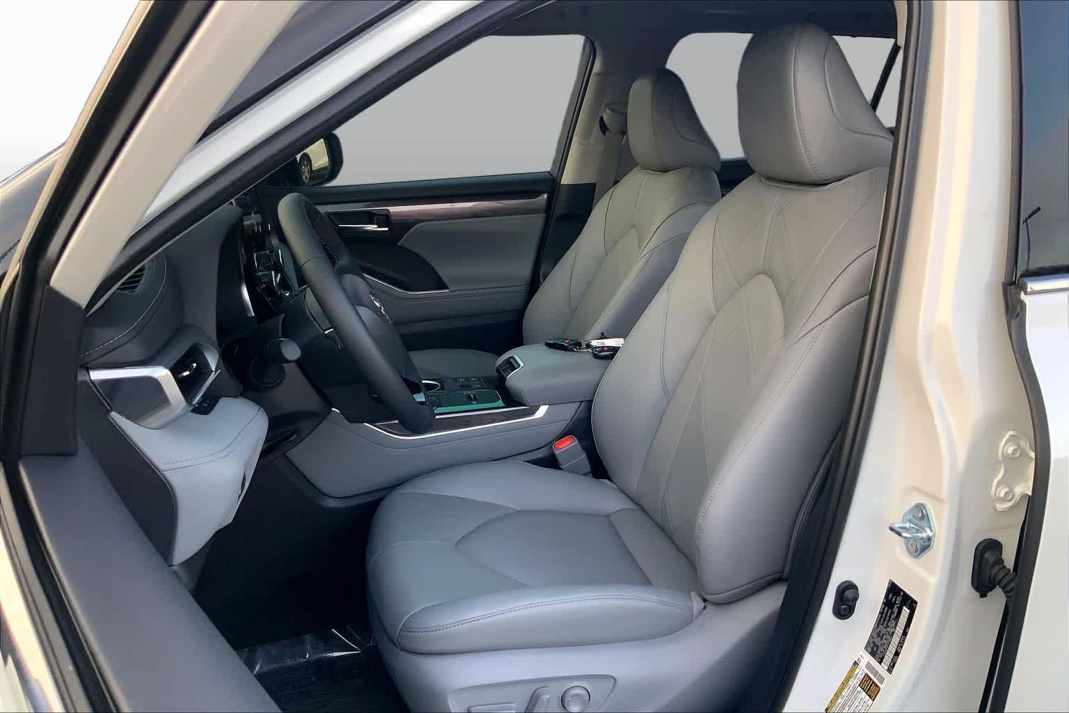 Used 2026 Wind Chill Pearl Toyota Hybrid Platinum image 8