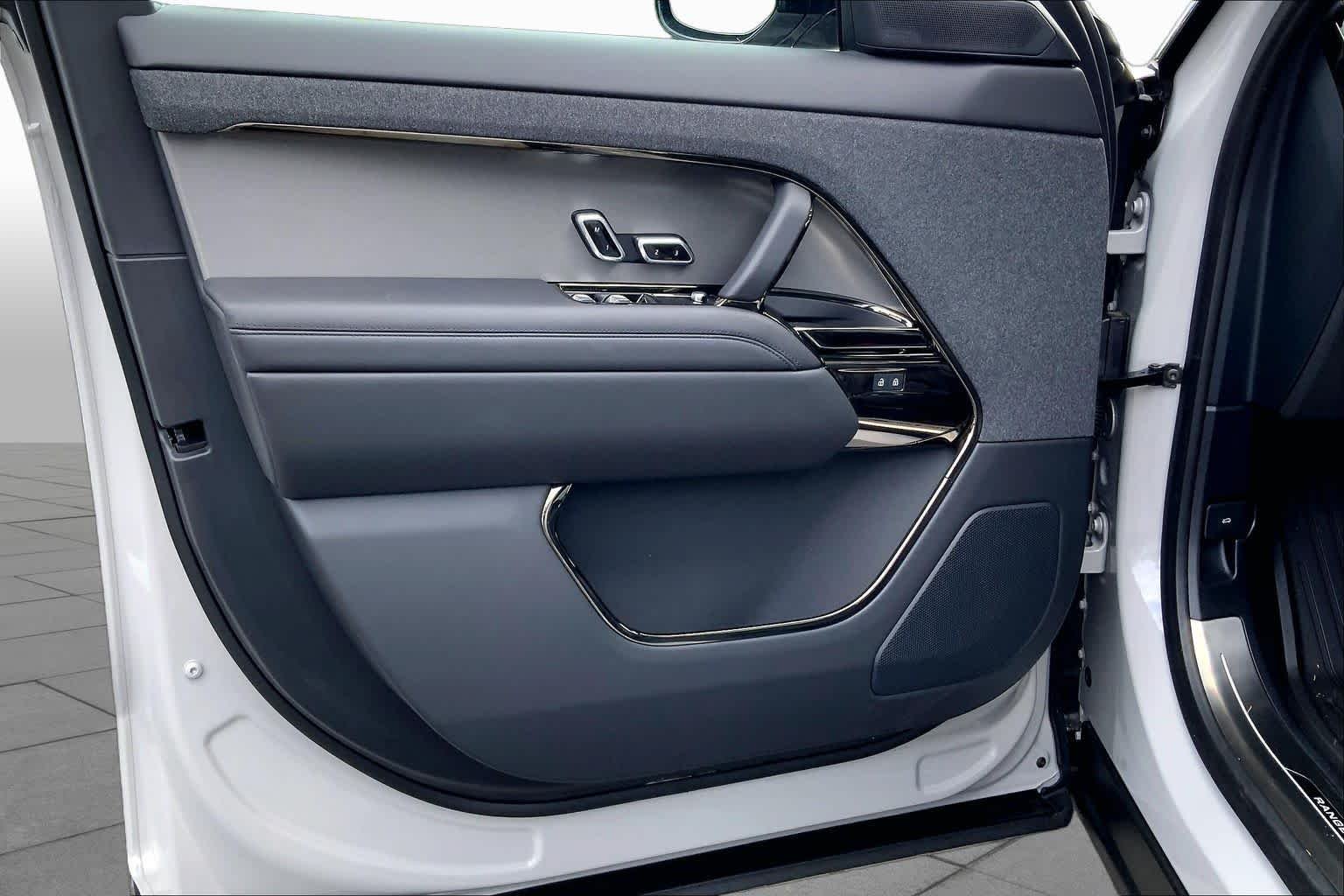 New 2026 Borasco Grey Land Rover Dynamic SE image 10