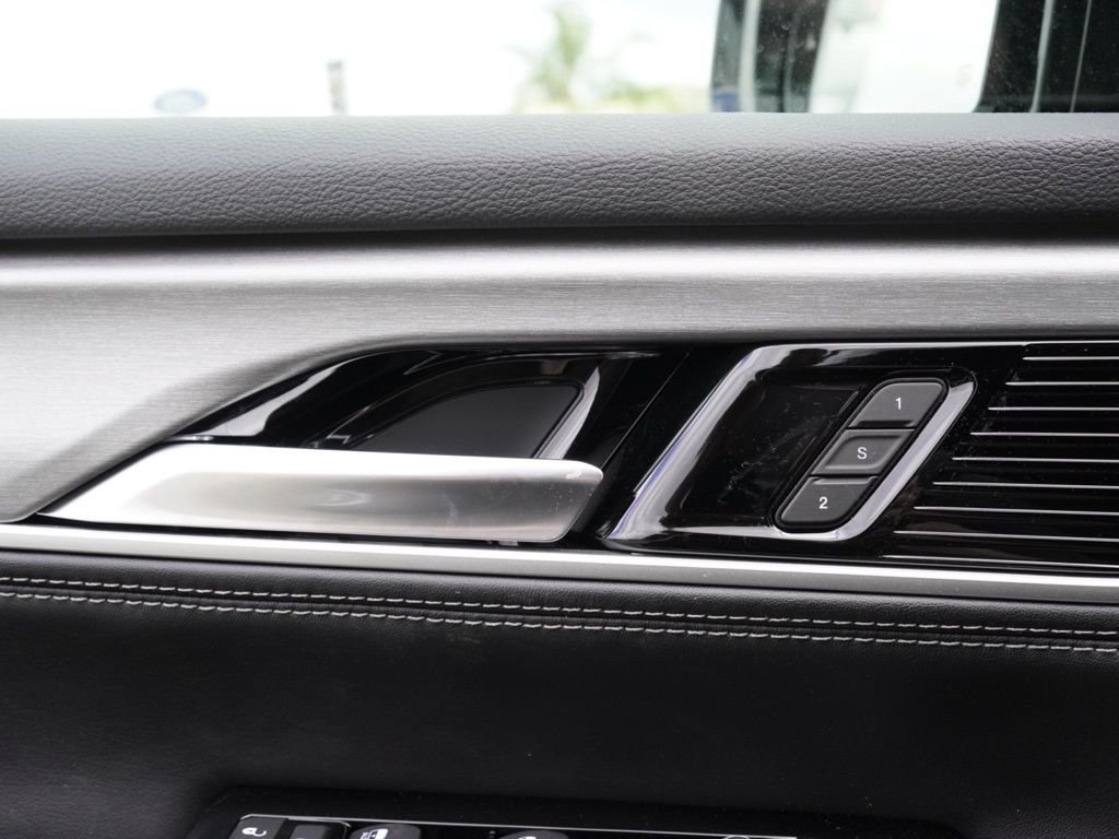 New 2026 Bright White Clear-Coat Exterior Paint Jeep Limited image 10