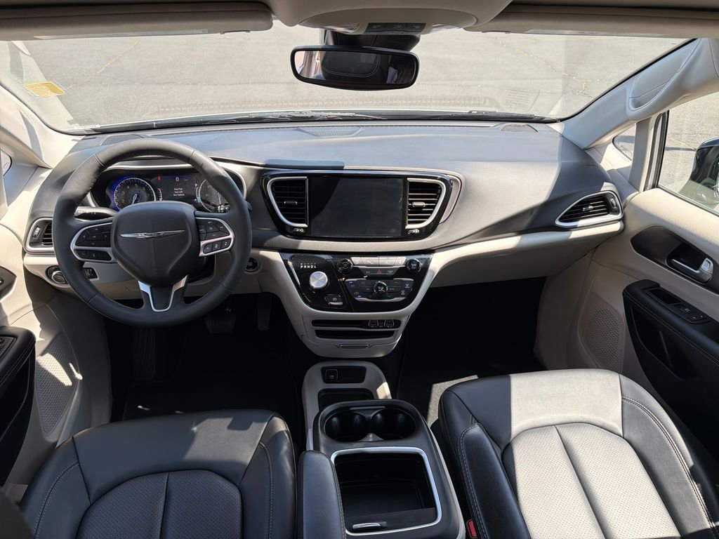 Used 2024 Silver Chrysler Touring L image 11