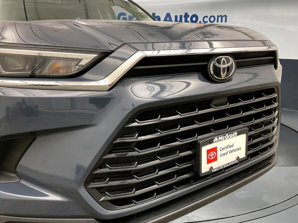 Used 2024 White Toyota XLE image 34