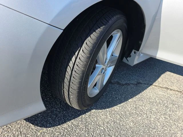Used 2014 Silver Toyota SE image 31