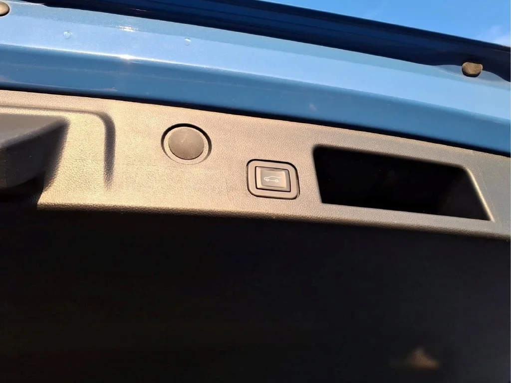 Used 2025 Blue GMC Elevation image 12