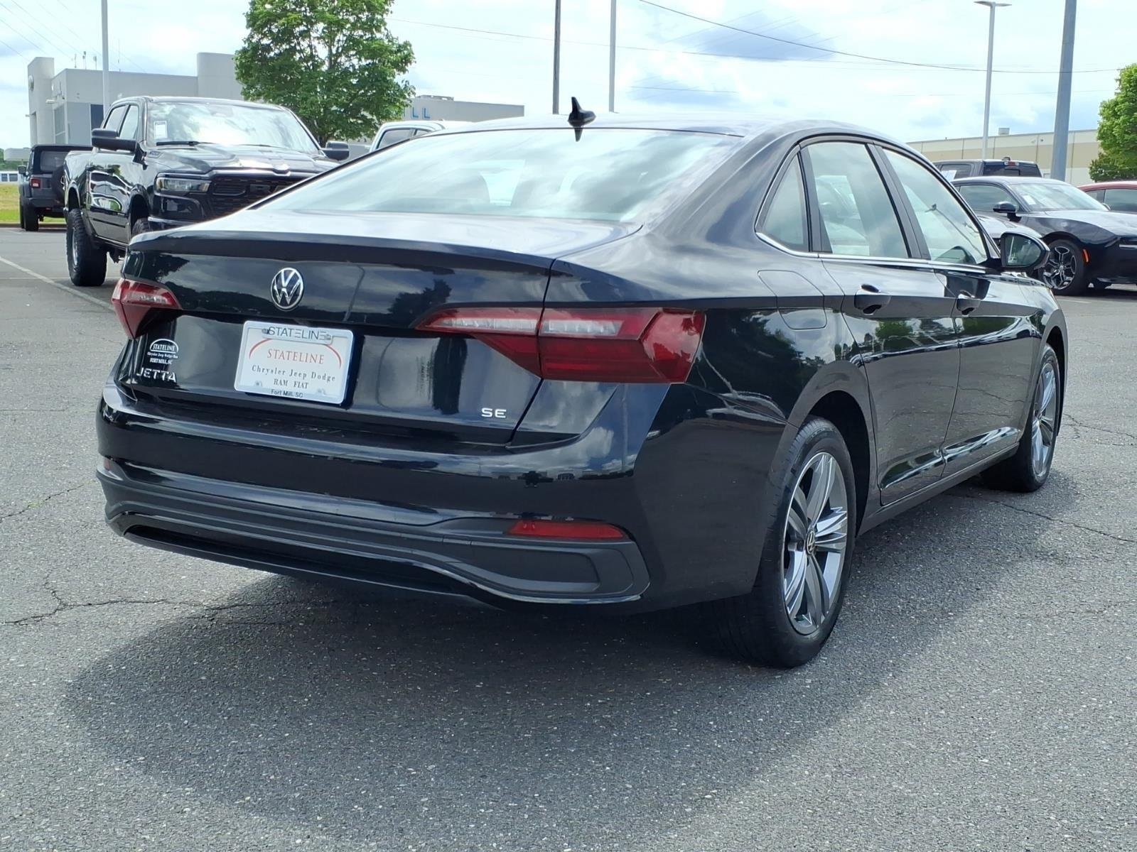 Used 2024  Volkswagen SE image 2