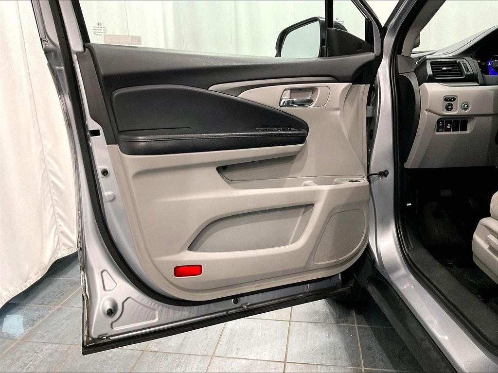 Used 2019 Silver Honda EX image 9