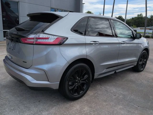 Used 2022 Silver Ford SE image 4