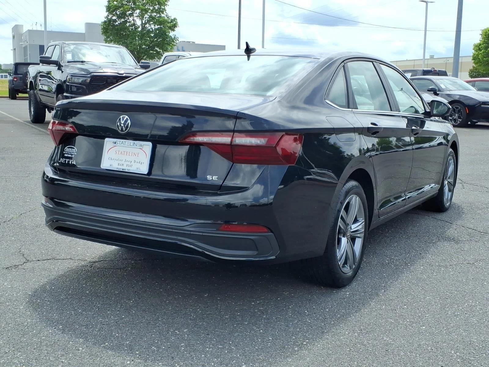 Used 2024  Volkswagen SE image 2