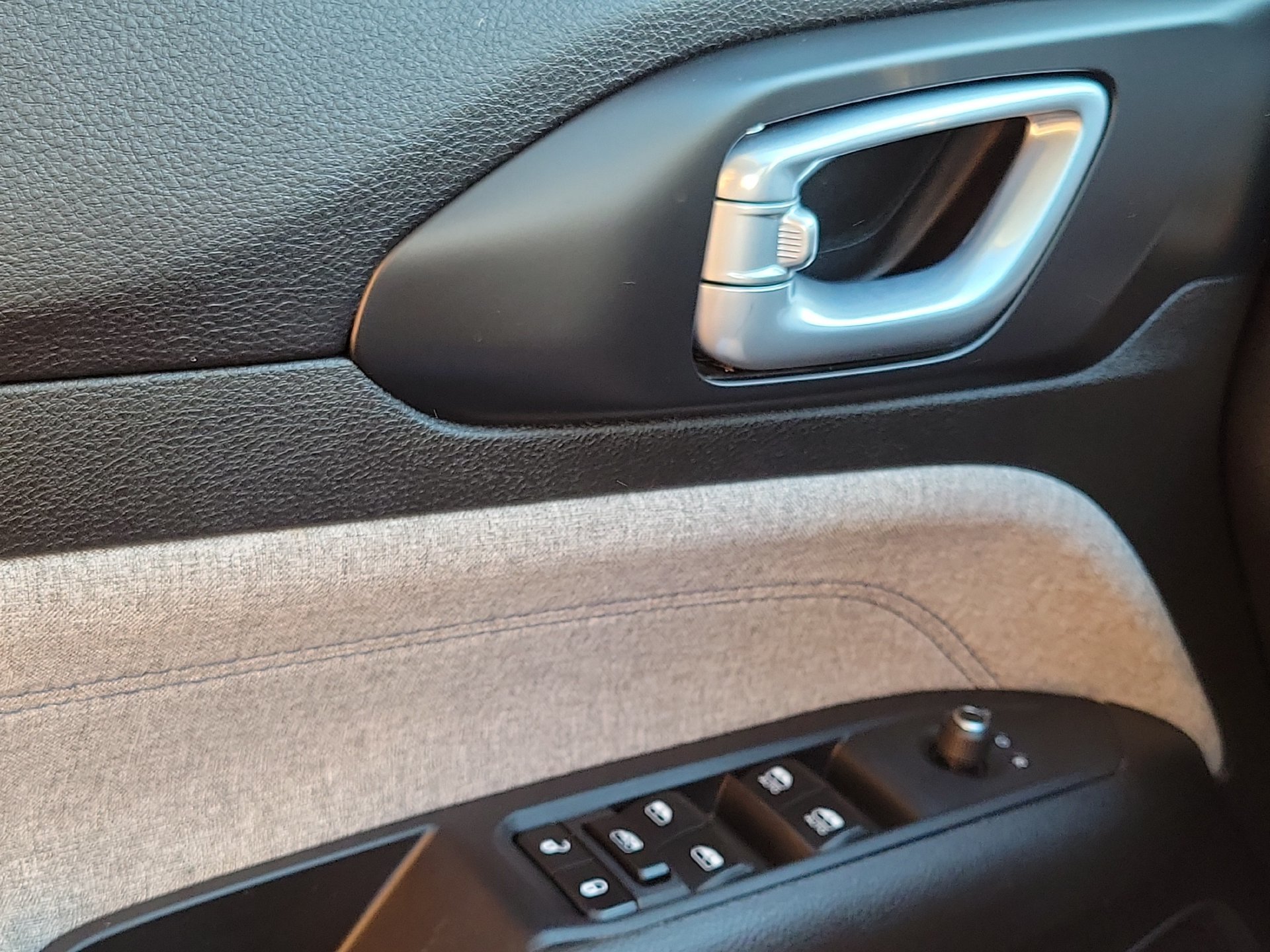 Certified Used 2022 Gray Jeep Latitude image 12