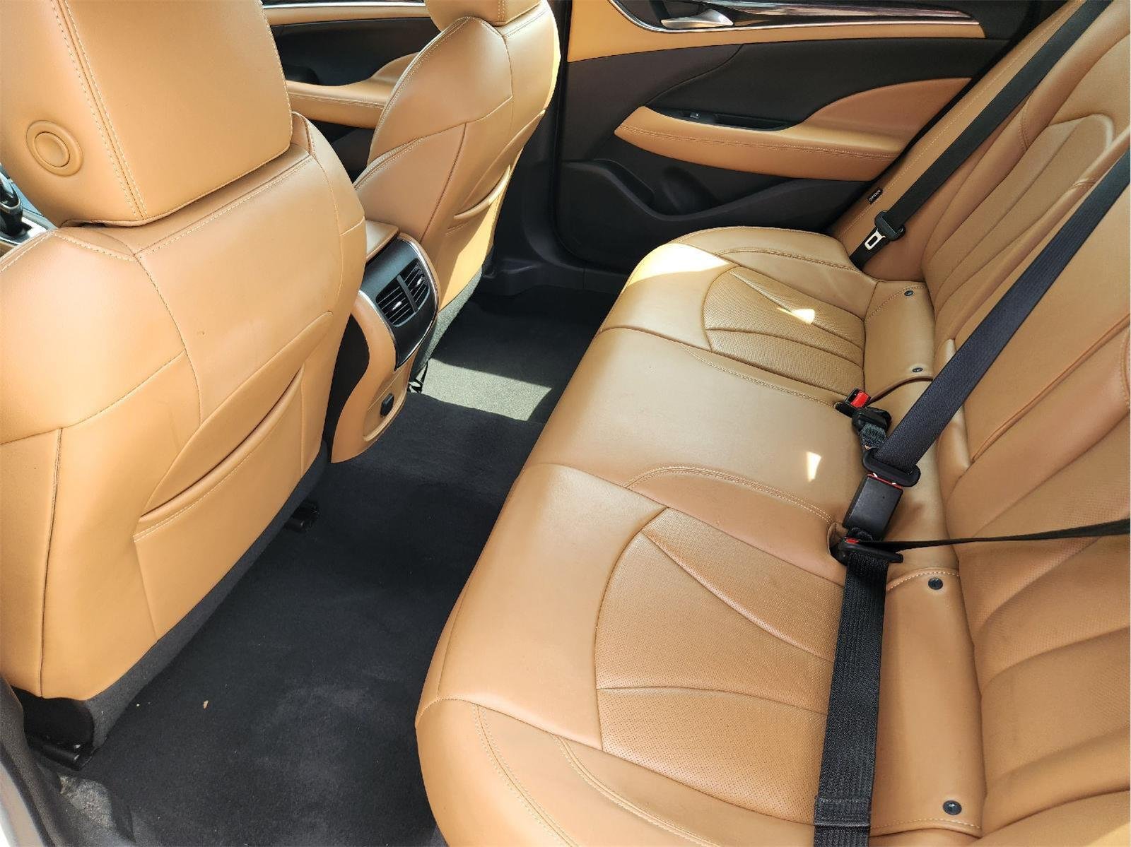 Used 2018 Summit White Buick Essence image 30