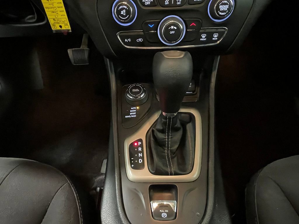 Used 2017 Bright White Clearcoat Jeep Latitude image 30