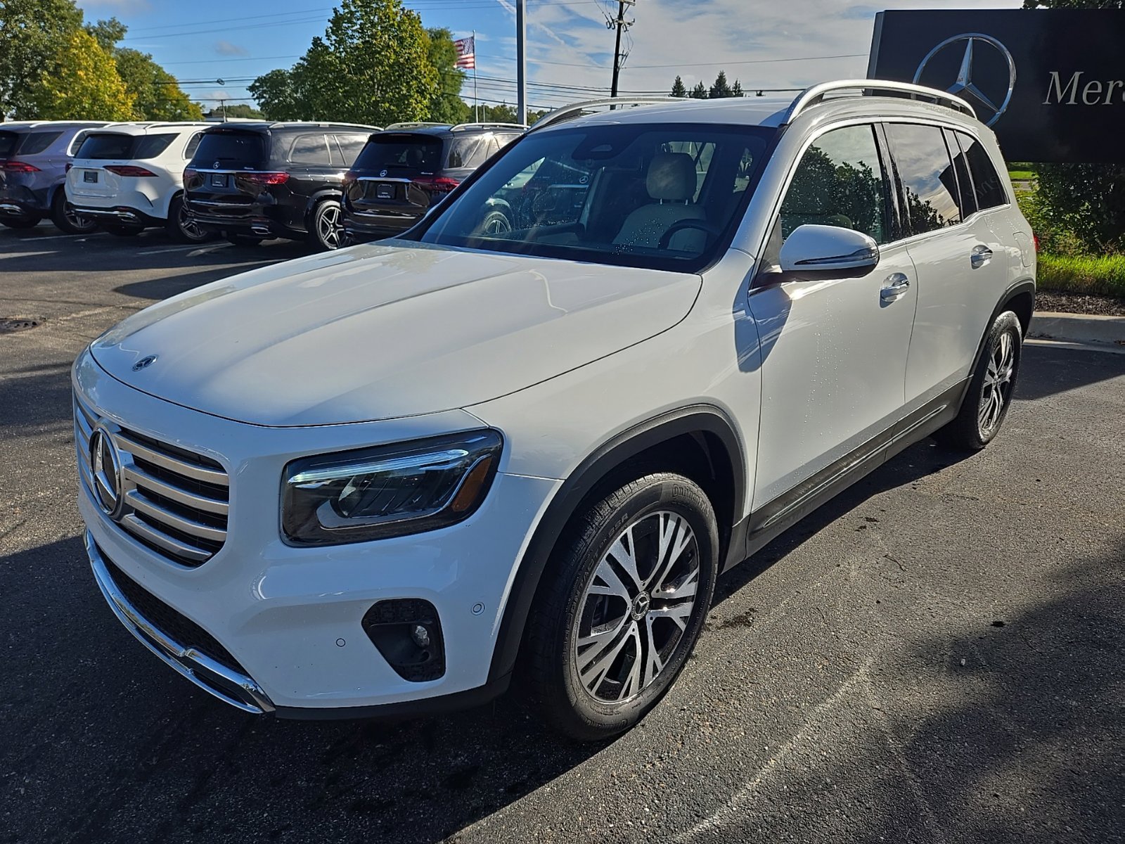 Certified Used 2025 White Mercedes-Benz GLB 250 image 1