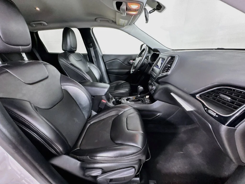 Used 2020 Bright White Clearcoat Jeep Latitude Plus image 34
