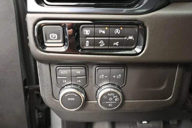 Used 2025 Silver GMC AT4 image 27