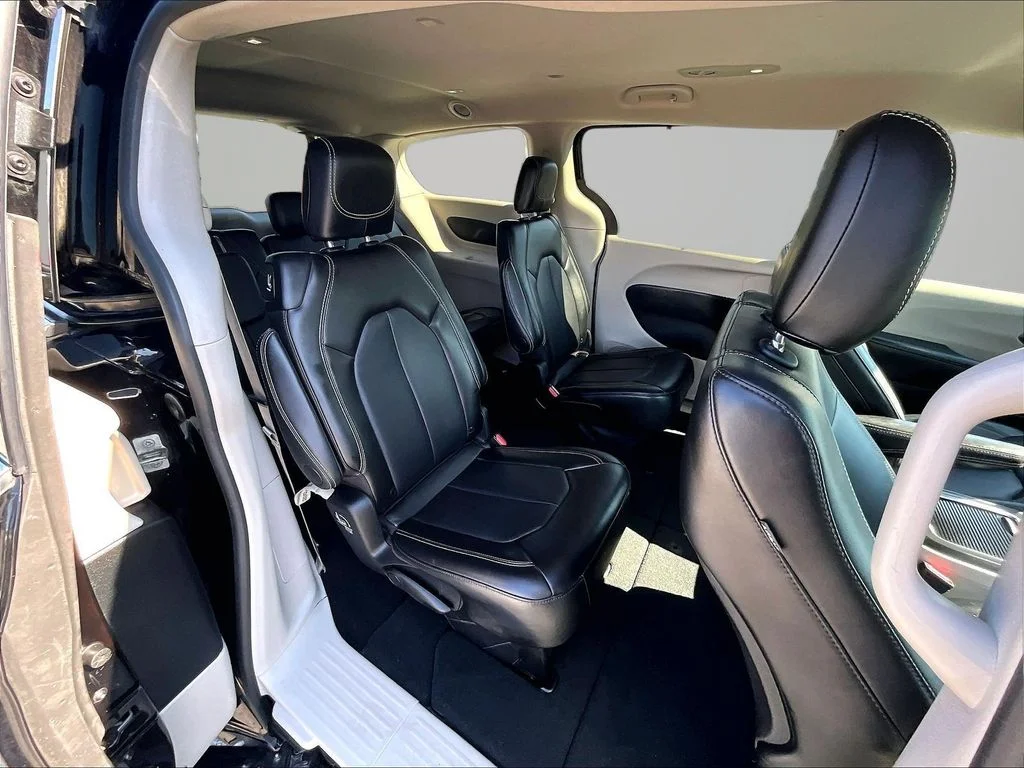 Used 2024 Black Chrysler Touring L image 28