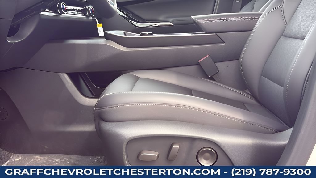 New 2027 Summit White Chevrolet LT image 25