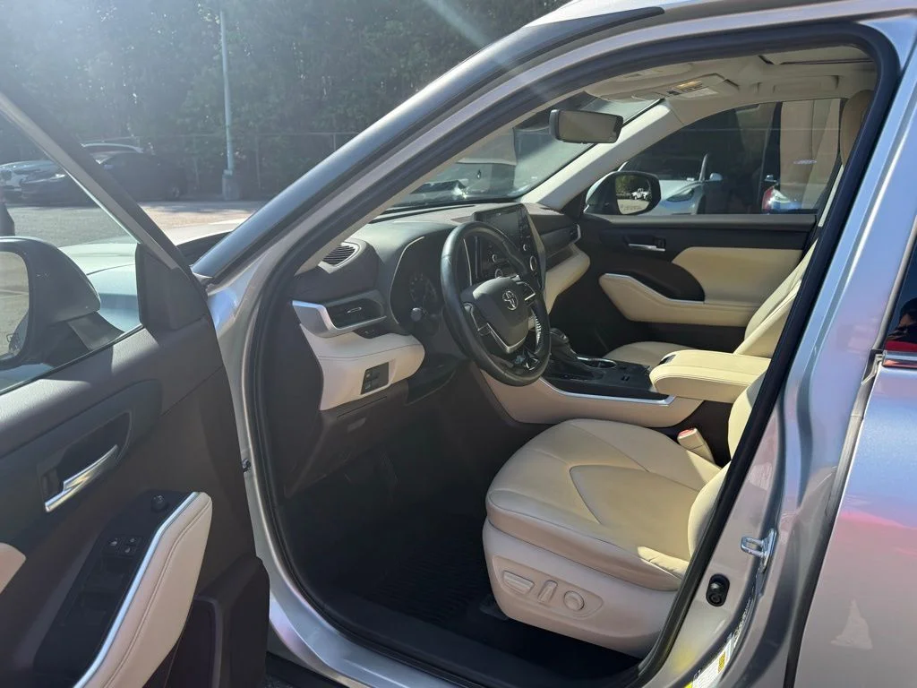 Used 2021 Silver Toyota XLE image 7