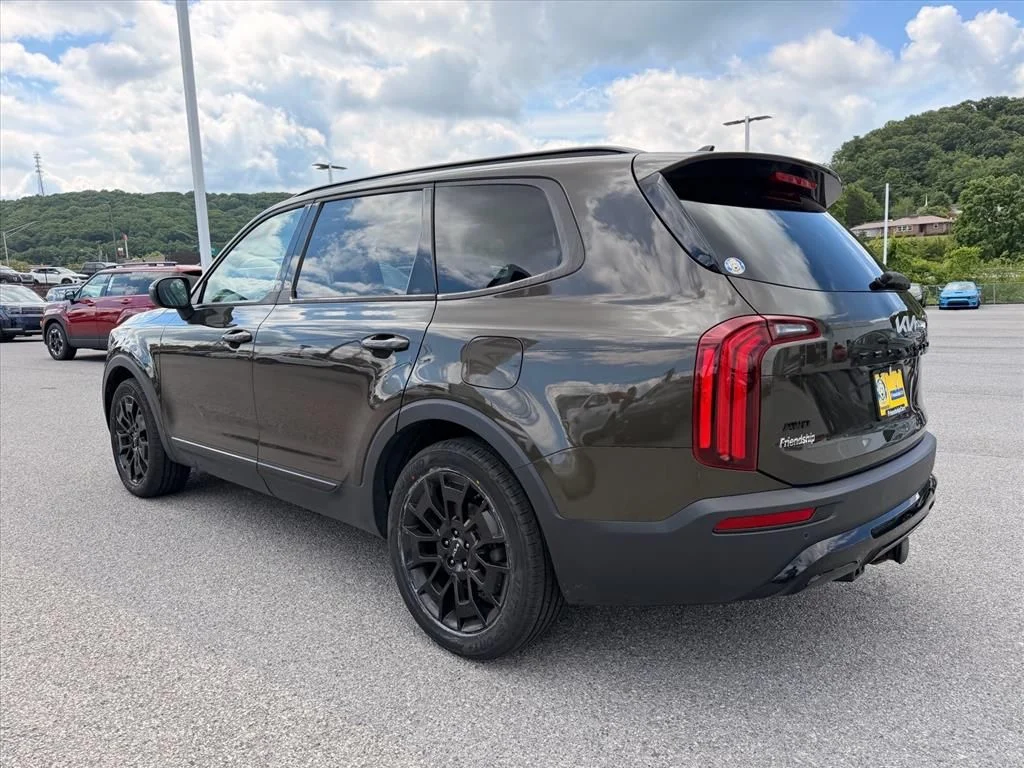 Used 2022 Green Kia EX image 5