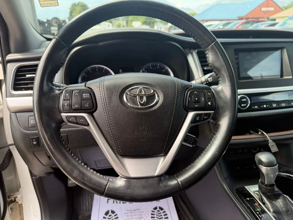 Used 2018 White Toyota XLE image 12