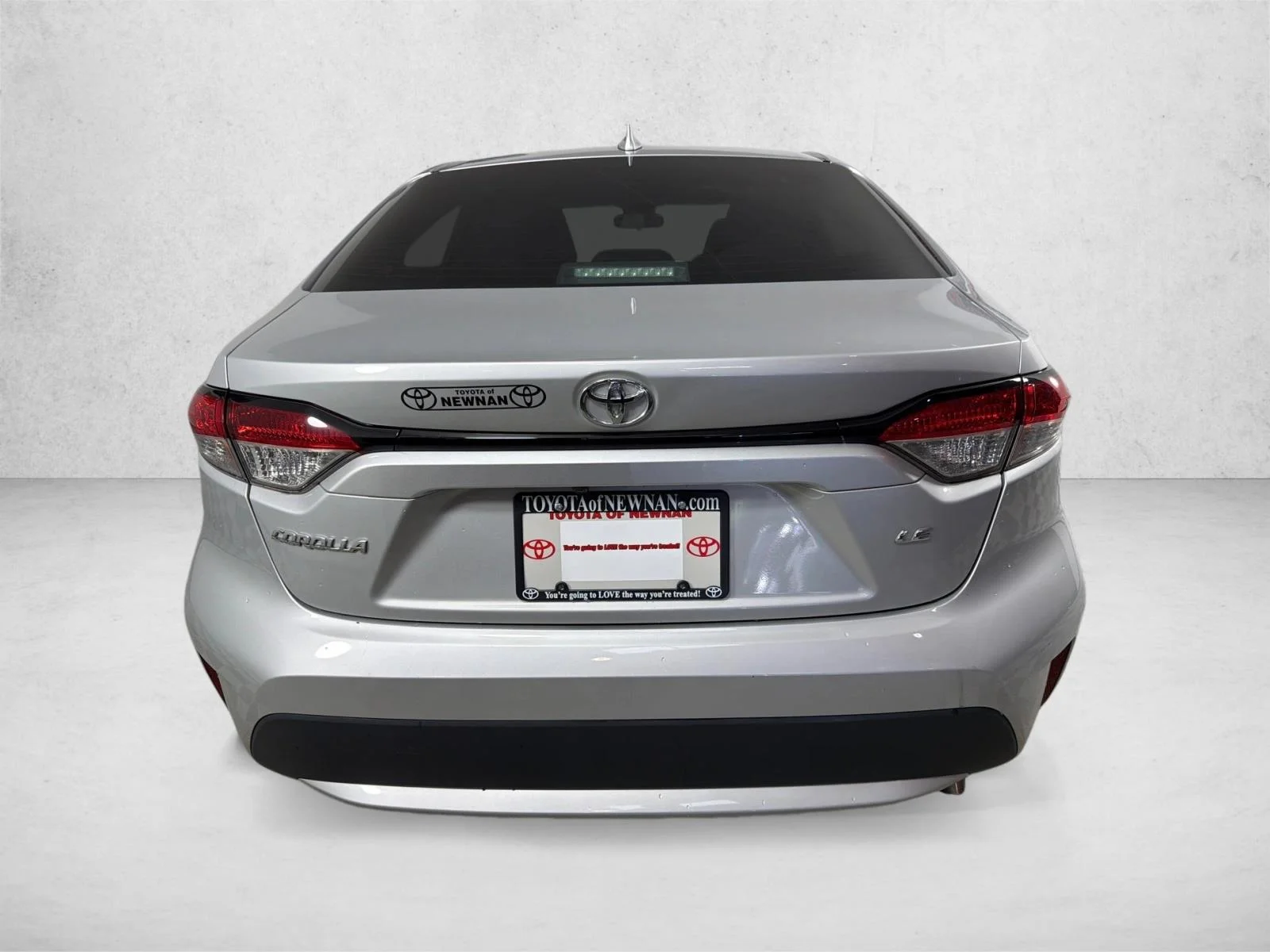 Used 2020 White Toyota LE image 4