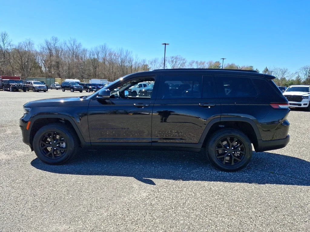 Used 2024 Diamond Black Crystal Pearlcoat Jeep Altitude image 7