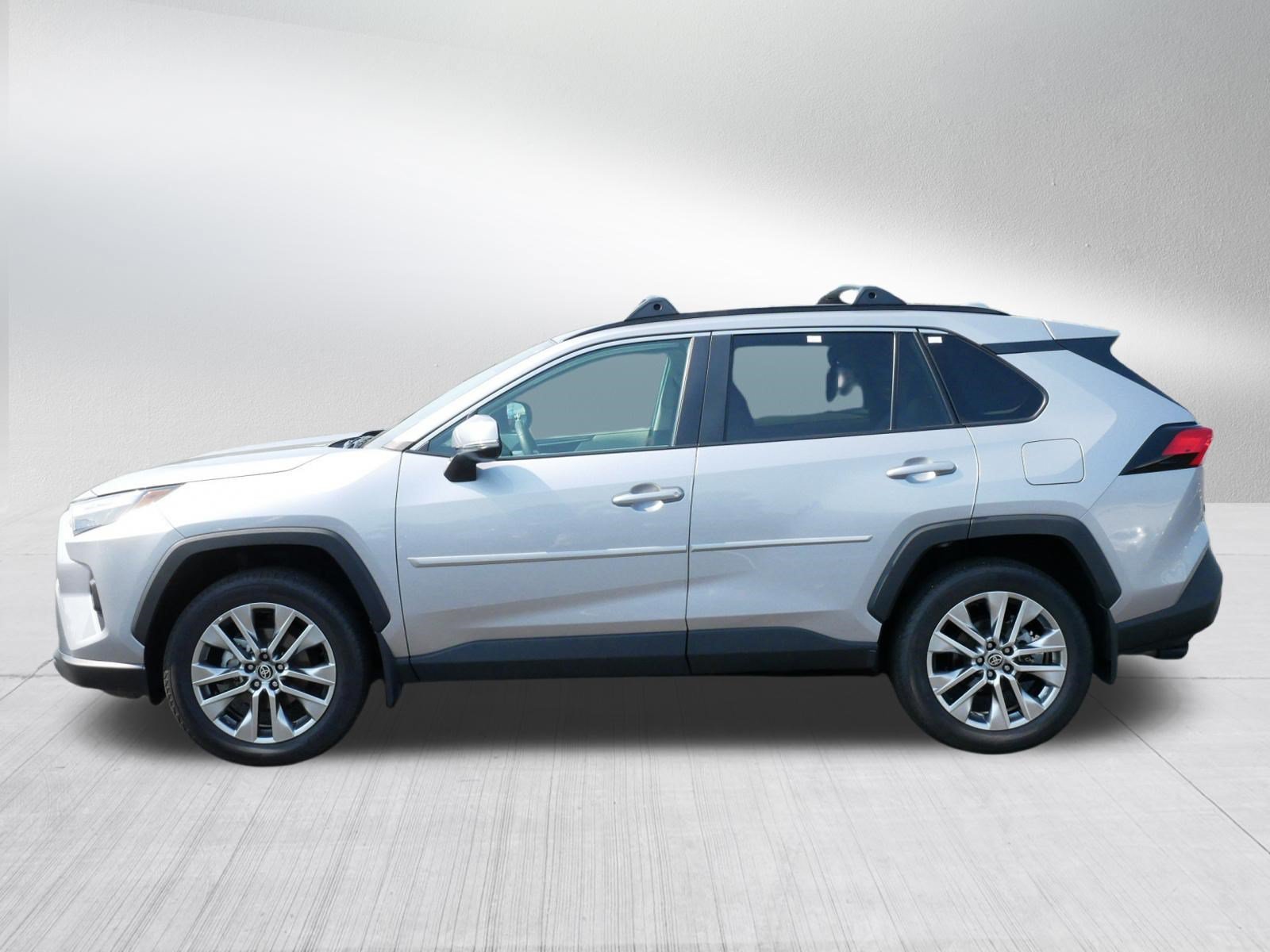 Certified Used 2025 SILVER SKY METALLIC Toyota XLE Premium image 4