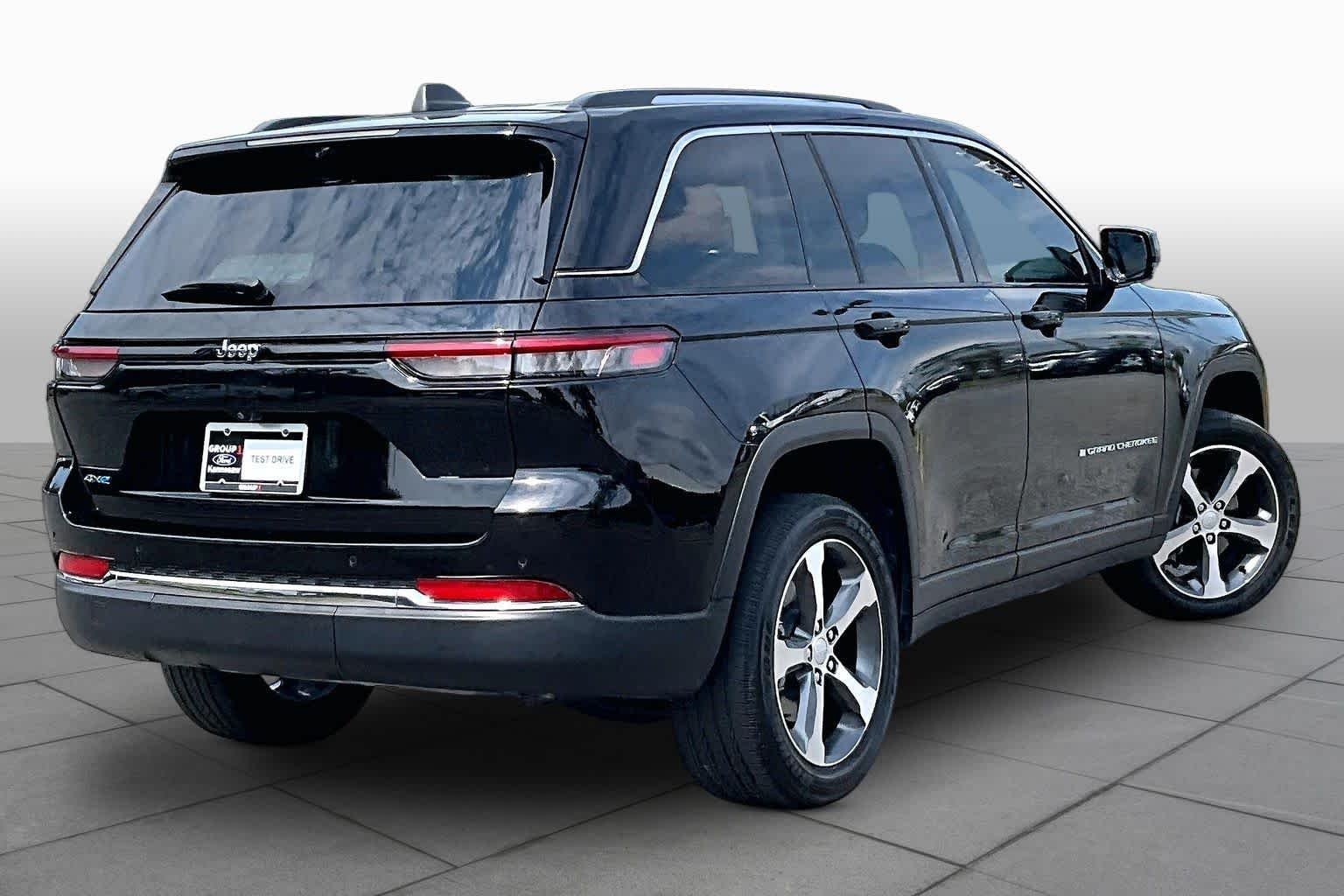 Used 2022 Diamond Black Crystal Pearlcoat Jeep  image 13