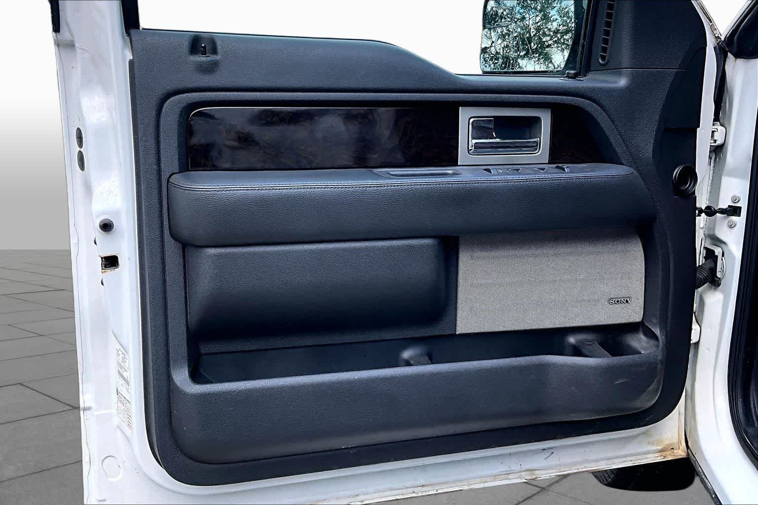 Used 2014 White Platinum Metallic Tri-Coat Ford Platinum image 20