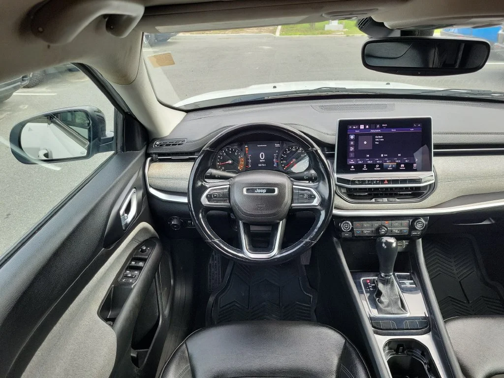 Used 2022 White Jeep Latitude image 13