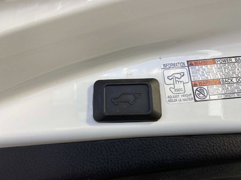 Used 2016 White Toyota XLE image 9
