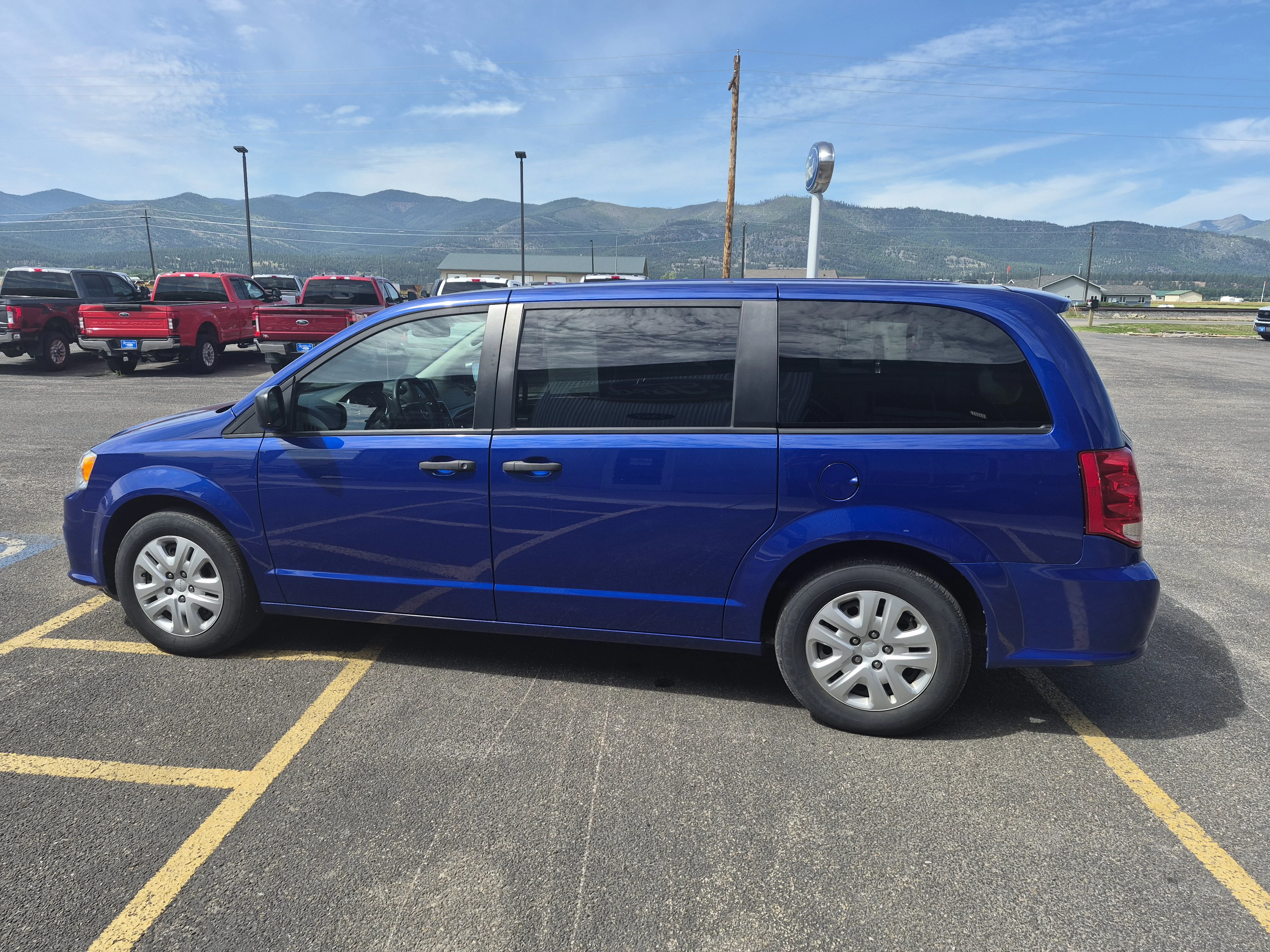 Used 2019 Blue Dodge SE image 9