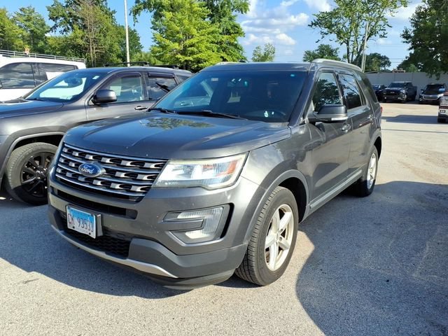 Used 2017 White Ford XLT image 1