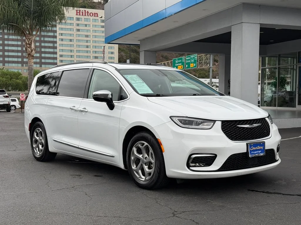Used 2023 White Chrysler Limited image 5