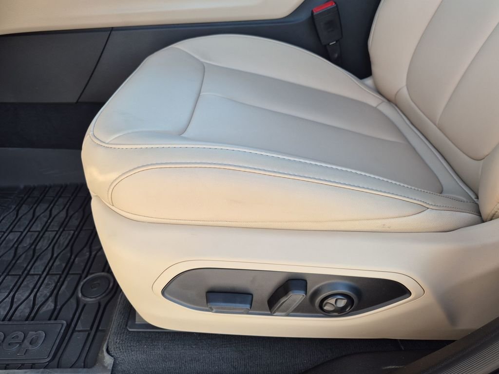 New 2026 Bright White Clear-Coat Exterior Paint Jeep Limited image 17