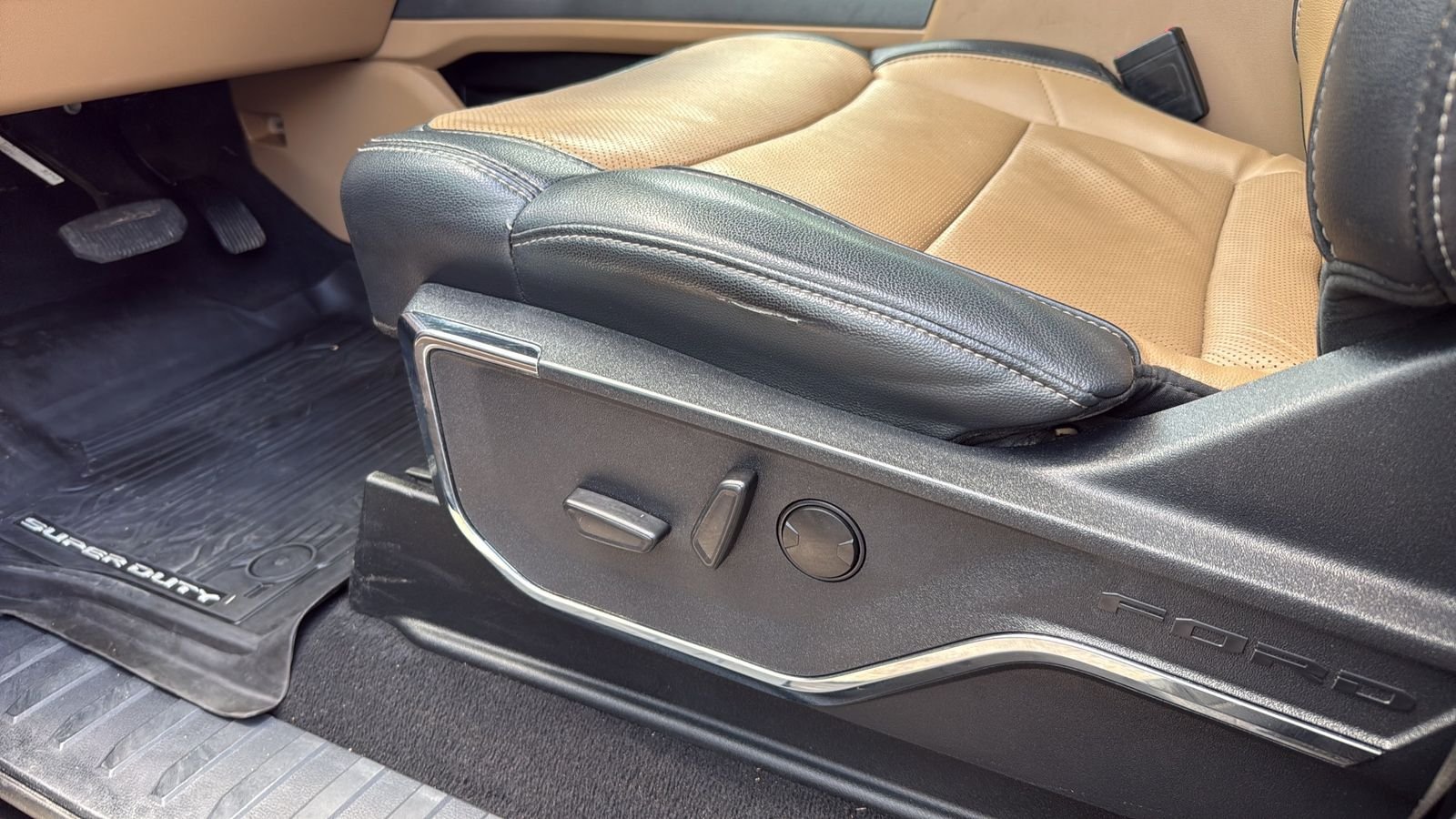 Used 2024 Brown Ford Lariat image 10