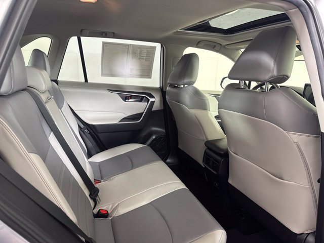 Used 2019 Silver Toyota XLE Premium image 5