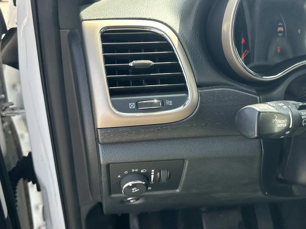 Used 2015 White/off-white Jeep Laredo image 29