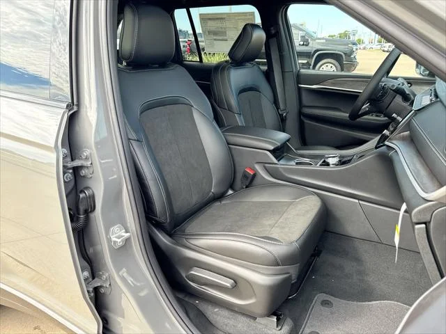 New 2027 Sting-Gray Clear-Coat Paint Jeep Altitude image 24