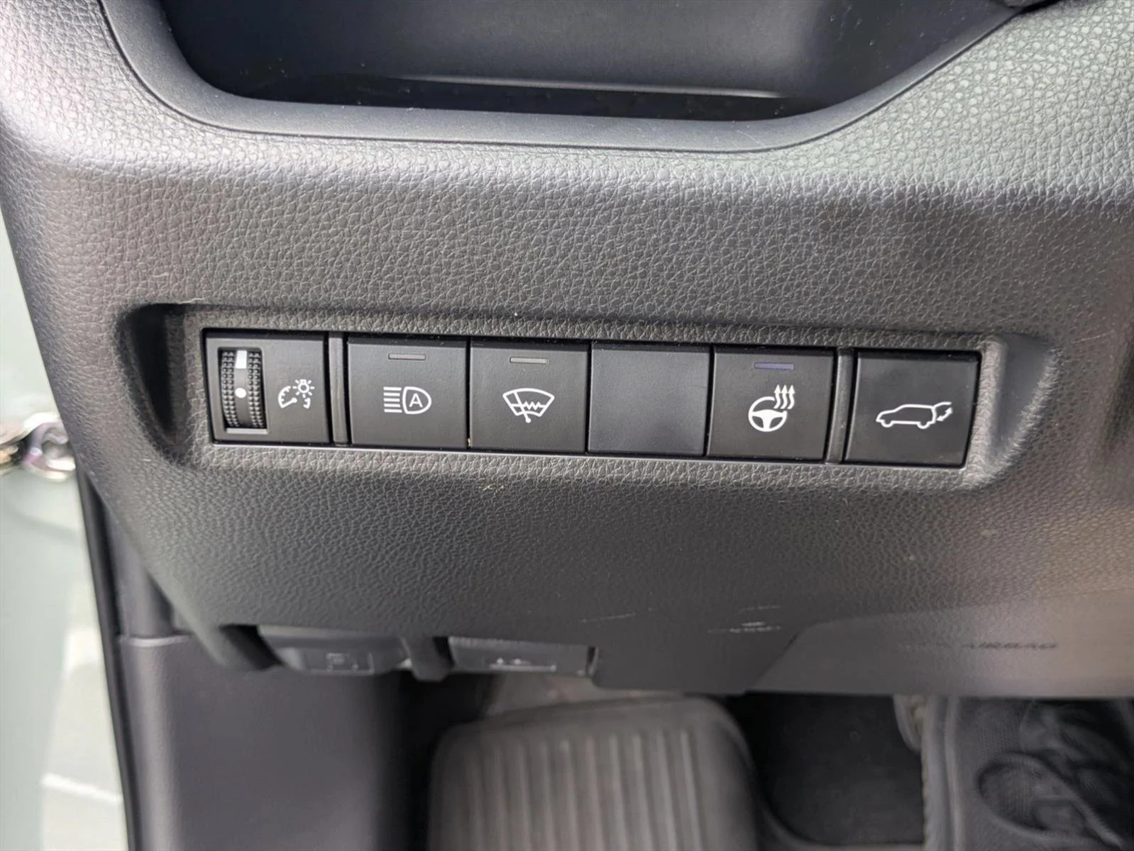 Used 2020 Lunar Rock Toyota XLE Premium image 10