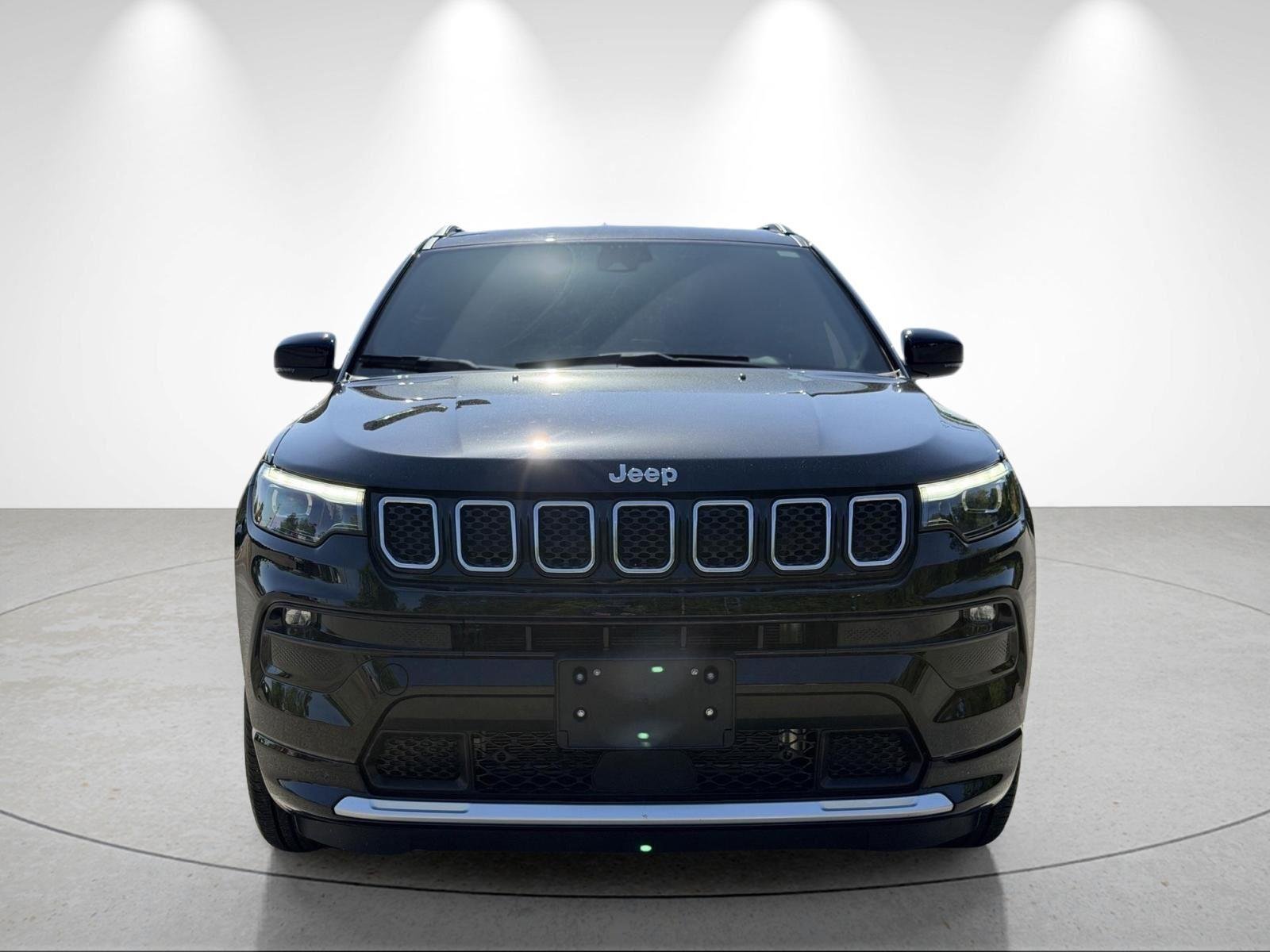 Used 2023 Diamond Black Crystal Pearlcoat Jeep Limited image 8