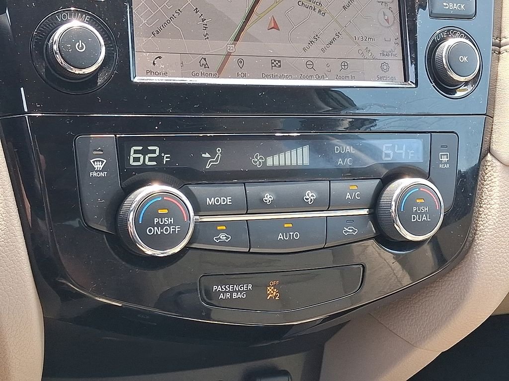 Used 2019 Green Nissan SL image 17