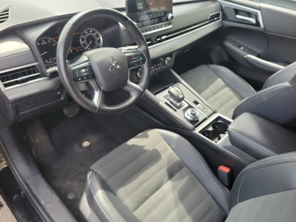 Used 2024  Mitsubishi SE image 19