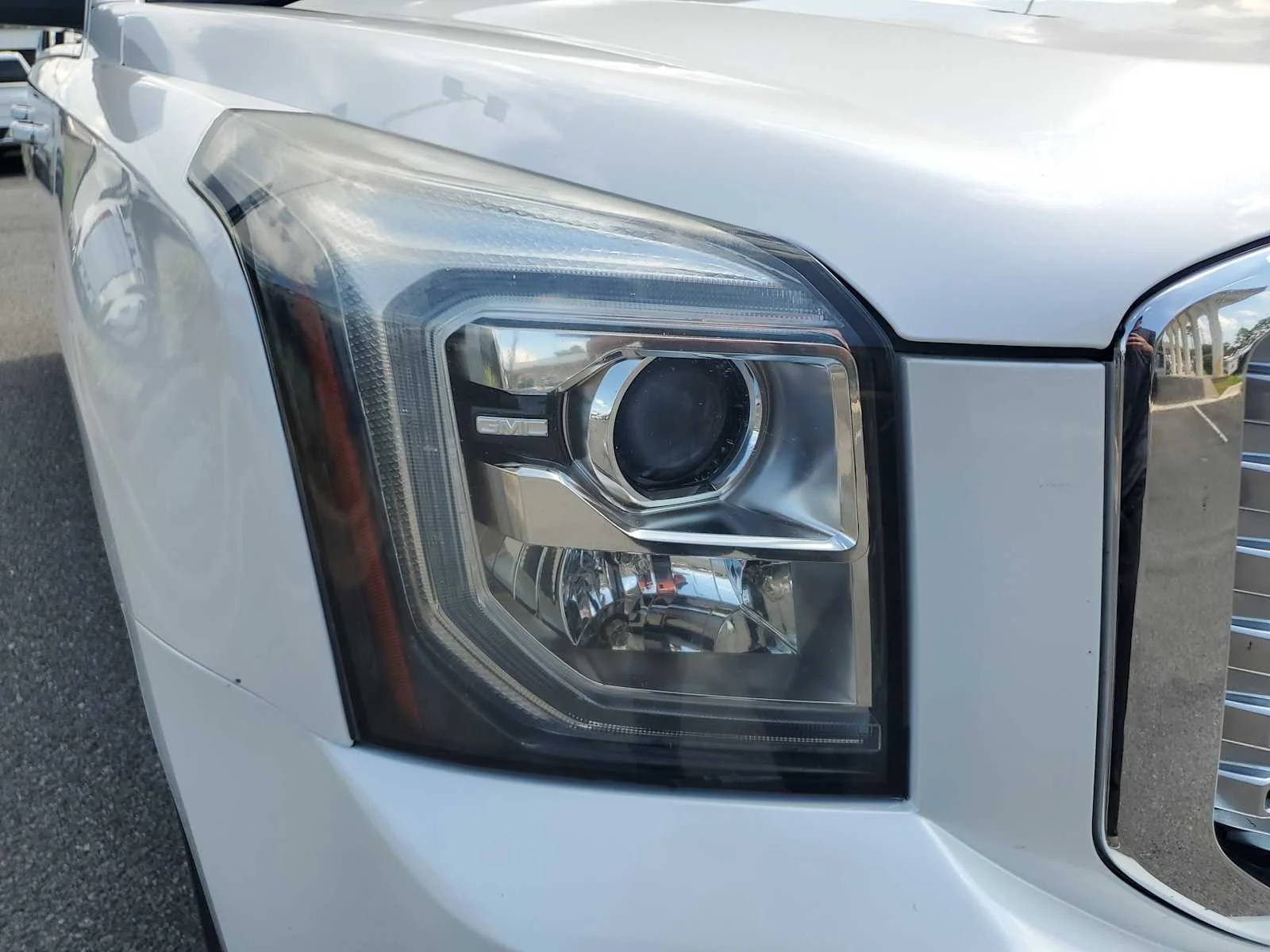 Used 2017 WHITE FROST TRICOAT GMC Denali image 13