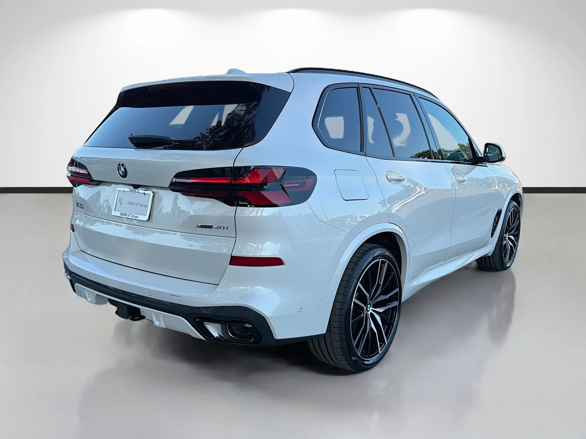 New 2026 Mineral White Metallic BMW xDrive40i image 3