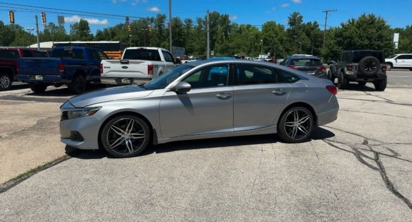 Used 2022 Lunar Silver Metallic Honda Touring image 2