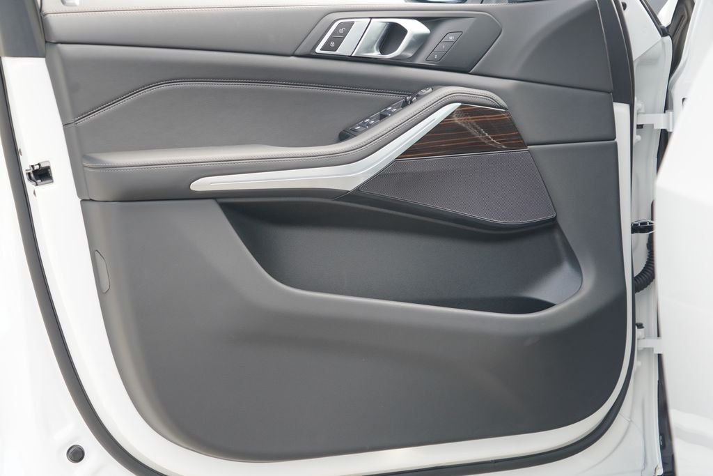 New 2026 Alpine White BMW sDrive40i image 8