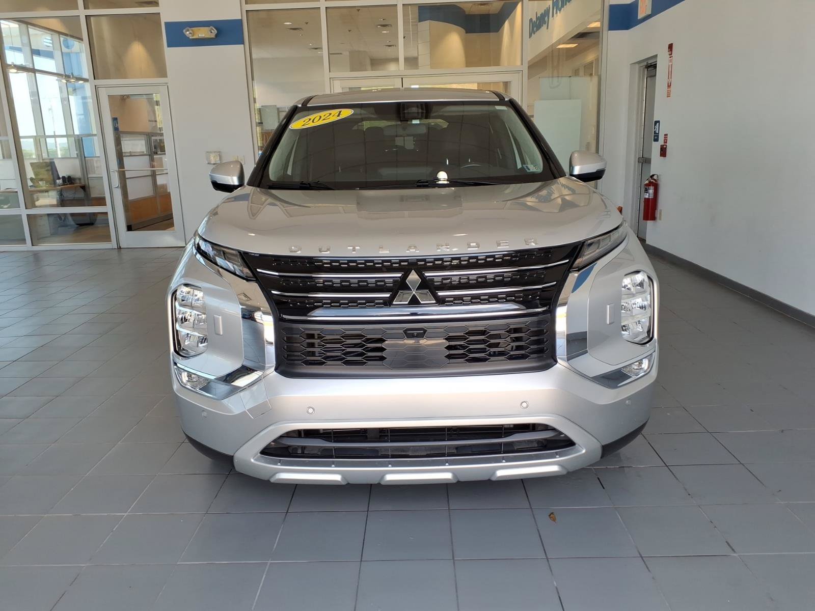 Used 2024 Alloy Silver Metallic Mitsubishi SE image 2
